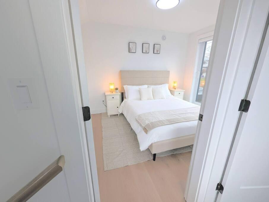 Centrally Located, Modern, 2 Bedroom Home Ванкувер Экстерьер фото