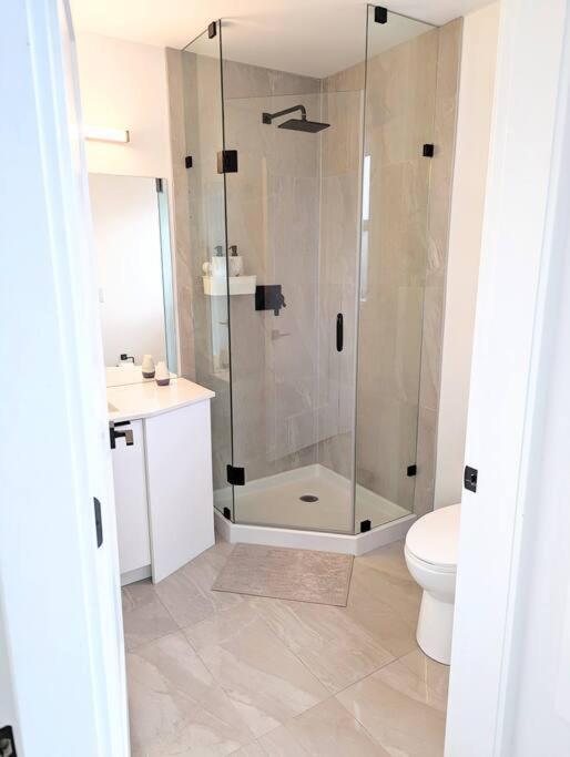 Centrally Located, Modern, 2 Bedroom Home Ванкувер Экстерьер фото
