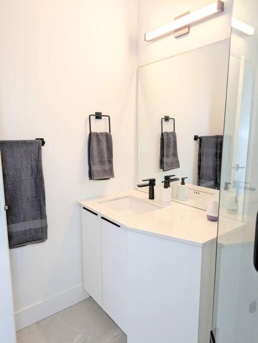 Centrally Located, Modern, 2 Bedroom Home Ванкувер Экстерьер фото