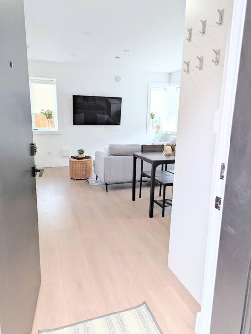 Centrally Located, Modern, 2 Bedroom Home Ванкувер Экстерьер фото